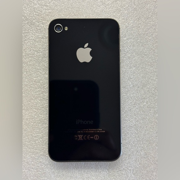 Apple iPhone 4S - Black, 16GB, Excellent Condition!! (Verizon, see listing) - Picture 2 of 10